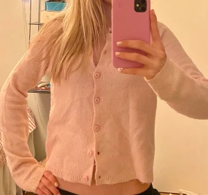Ljusrosa stickad kofta med knappar - Söt ljusrosa stickad kofta som är såå mysig 💗