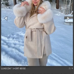 Beige kappa med pälsdetaljer - Helt ny jacka köpt fel och kunde inte göra retur drf vill jag sälja jackan som aldrig ens använd❤️storlek 38/M 