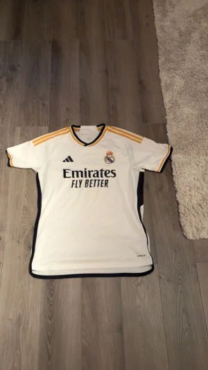 Real Madrid tröja 23/24  - Jag säljer nu min real tröja då en blivit liten, storlek M. Pris kan diskuteras