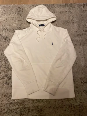 Vit Ralph lauren hoodie - Fet hoodie från Ralph lauren i fint skick!