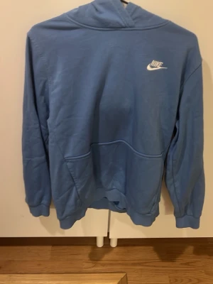 Blå nike hoodie - En blå nike hoodie från barnavdelninen