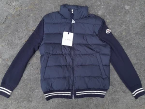 Mörkblå pufferjacka från Moncler - Snygg Navy Moncler jacka helt ny Storlek M 