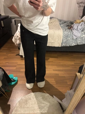 Svarta ribbade mjukixbyxor  - Säljer ett par svarta mjukisbyxor med ribbad struktur från Shein. Byxorna har låg midja och är riktigt sköna med utsvängda ben. Osäker på storlek men de passar mig som är 1.63❣️