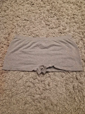 Grå korta shorts - Aldrig använda, storlek S korta grå shorts i nylon