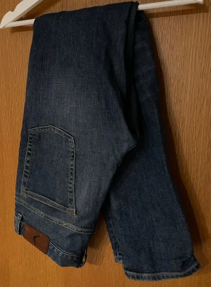 Mörkblå jeans - Märke: Boomerang Denim |  Modell: Oscar |  Passform: Slim |  Storlek: 31/32 |  Färg: Blå |  Skick: 7/10 | Defekter: Inga |  Ställ gärna frågor!