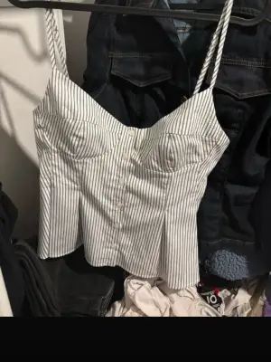 säljer denna jätte fina zara toppen som är helt ny med lapp på🥰 stl m men passar mindre! fin skjorttopp! nypris är 330kr