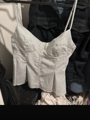 zara topp - säljer denna jätte fina zara toppen som är helt ny med lapp på🥰 stl m men passar mindre! fin skjorttopp! nypris är 330kr