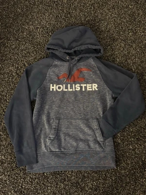 Hollister hoodie~sällsynt  - Säljer nu denna väldigt eftertraktade hollister hoodie. Skick 7/10, sjukt snygg och unik. Denna blir såld fort så skynda! Obs går ner i pris vid snabb affär! 