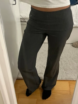 Gråa kostymbyxor  - Snygga mörkgrå kostymbyxor med en diskret dragkedja i sidan 💗💗helt nya med prislapp! PRIS DISKUTERAS💗