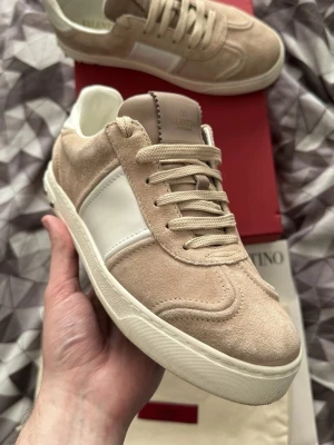 Valentino flycrew NYA - Super snygga Valentino flycrew använda 2-3 gånger dom är som nya! 👌 säljes för jag använder dem inte.