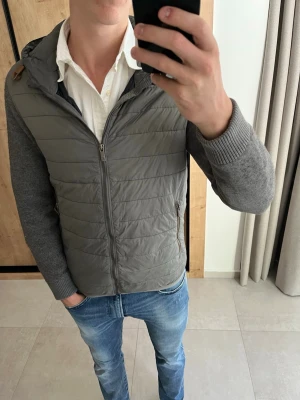 Grå cardigan jacka från Massimo Dutti - Väldigt snygg cardigan jacka från Massimo Dutti! ——————————————————————————                                                          📐| Storlek: M                                                          👖| Märke: Massimo Dutti                                      🔎 | Skick: Väldigt bra                                             ✍🏻 | Skriv om du har några frågor