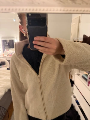 Beige teddyjacka - Superskön och fin teddyjacka med dragkedja och fickor. Mycket bra skick då jag bara använt den någon enstaka gång!