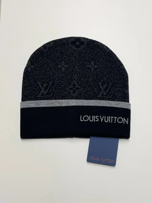 Lv Mössa - Säljer en helt ny mössa aldrig använd. Storlek One Size. Snabb frakt, postas inom 24h efter köp. Skriv gärna om du har fler frågor. Kan även hämtas i Stockholm.