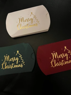 Julig presentask med guldtryck - 4st vita presentaskar, 3st gröna presentaskar & 2st röda presentaskar i papper med teckningen ”Merry Christmas” på. Perfekt för mindre paket i julklapp. 9cm i längd och ca 6cm i bred.