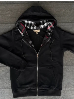 Svart burberry tröja  - Storlek L men passar M väldigt bra material 