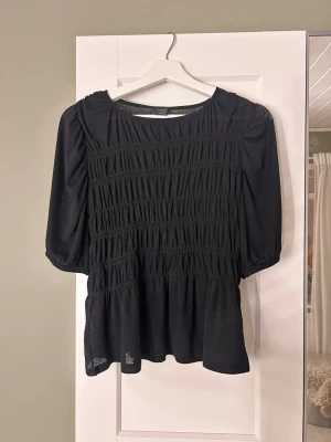 Svart blus  - Svart söt blus aldrig använd 💗