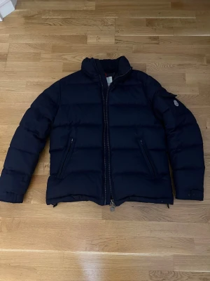 Moncler Montgenevre - Hej, säljer nu min Moncler Montgenevre. Storlek:4 Cond:7/10