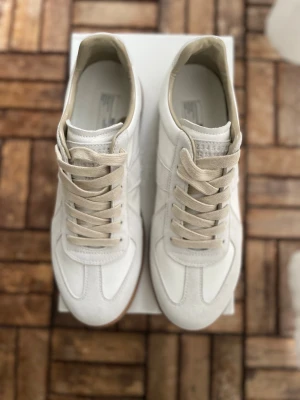 Maison margiela gats - Ett par helt nya Maison margiela gats i färgen vit. Skorna är i storlek 45. Kan gå ner i pris 