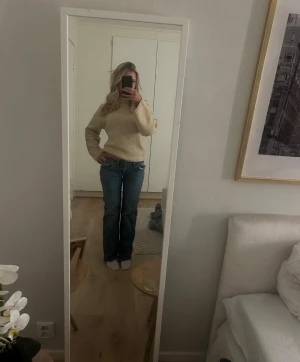 Blå bootcut jeans med låg midja från Subdued - Snygga blå jeans med bootcut passform och låg midja från subdued. Nypris: 800kr. 