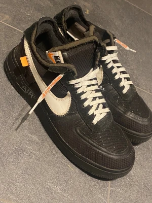Off White Air Force 1  - Säljer mina Off White air Force som jag köpte på Plick för 2000, killen sa att han realcheckade på ettresex och de sa att skorna var äkta, men folk säger att dem är äkta. Ganska ok skick, ingen låda. Kan inte rulla i gangster stil längre, måste bli knegare så vill bli av med skorna helst snabbt, pris inte hugget i sten