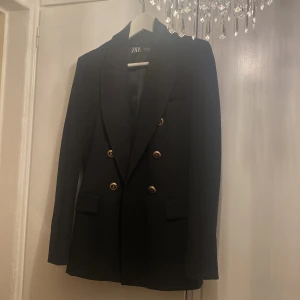 Kavaj från Zara - Jättefin svart kavaj från Zara, knappt använd. 