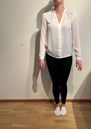 NY: vit, skir blus. Med lappar - MQ/MARQET. Nypris: 499 kr Anja blus Tvättråd: 30°