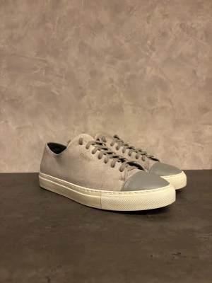 Axel Arigato Cap toe  - Säljer dessa sneakers från Axel Arigato i mycket bra skick! Perfekt för dig som gillar minimalistisk och stilren design.
