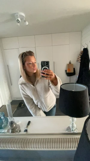  teddyjacka  - Fin teddyjacka från hm som är använd men i bra skick säljer då ja inte använder den längre 