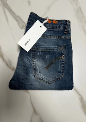 Dondup George jeans - Säljer nu ett par riktigt feta helt nya Dondup George jeans. Storlek W33 men sitter konstigt nog som W30 , längd 101 cm (från midjan och ner). Om du har några fler funderingar så är det bara att fråga på! ❇️