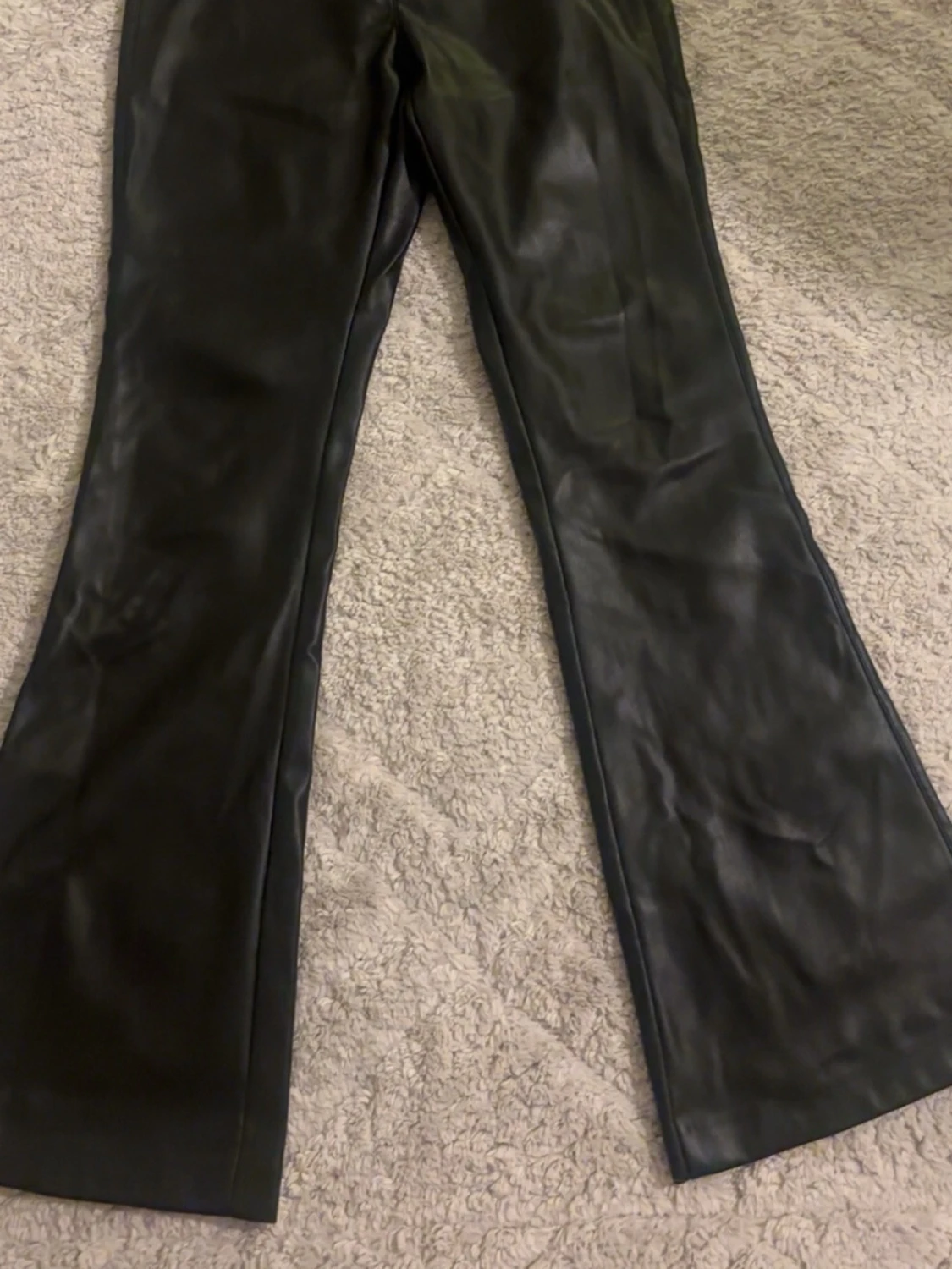 Svarta bootcut byxor från Gina Tricot - 1