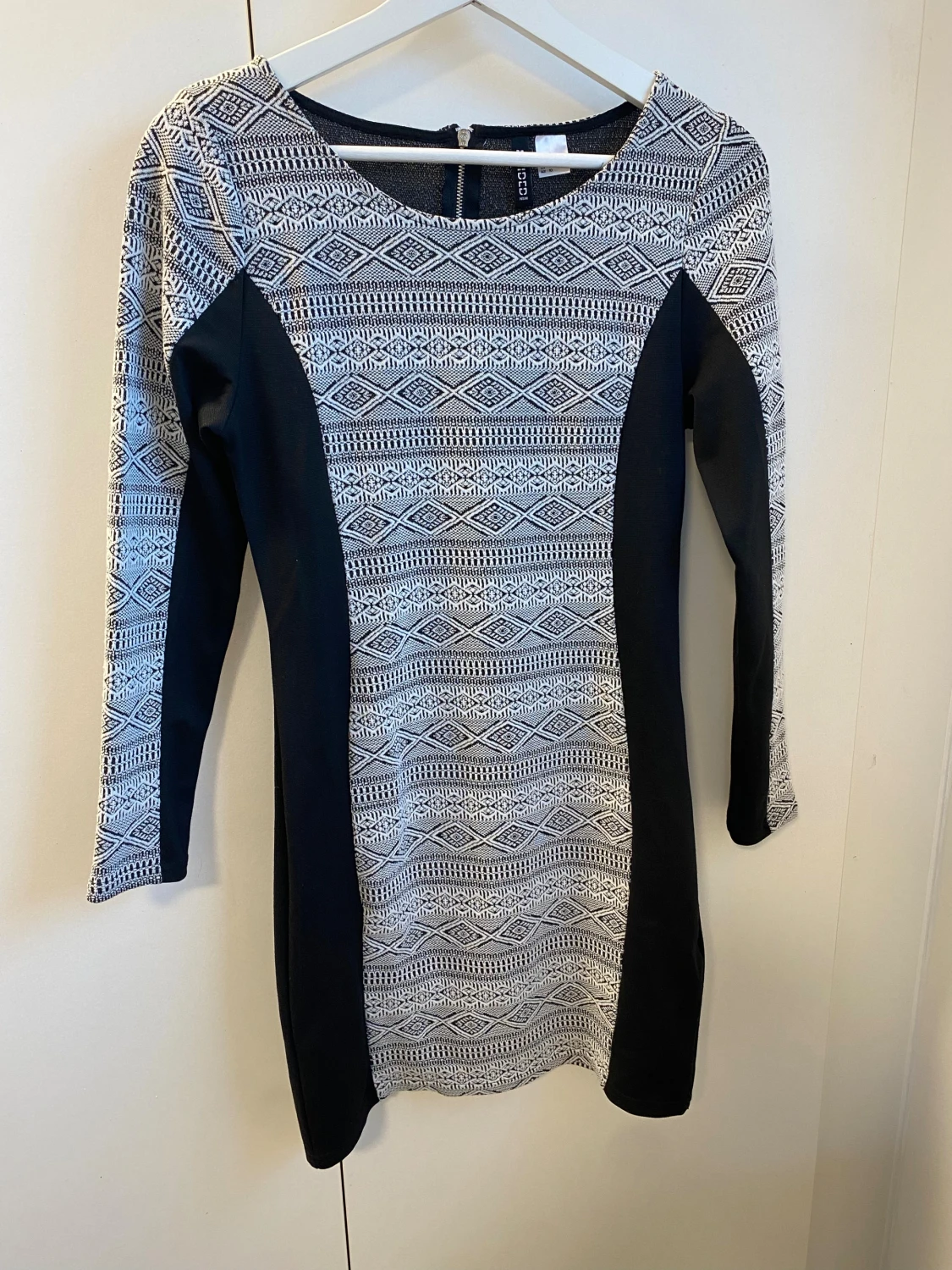 Svartvit mönstrad klänning