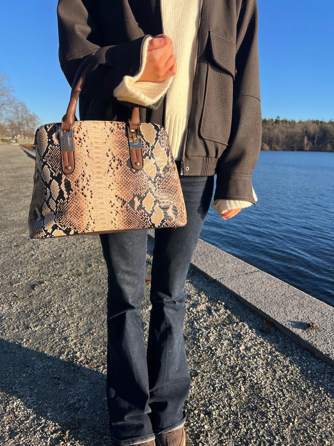 Handväska med ormmönster och bruna detaljer