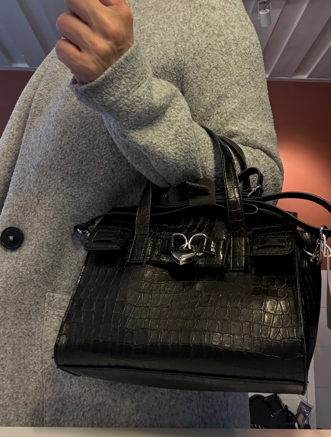 Svart handväska med hjärtdetalj från Monki NY med lapp - 4