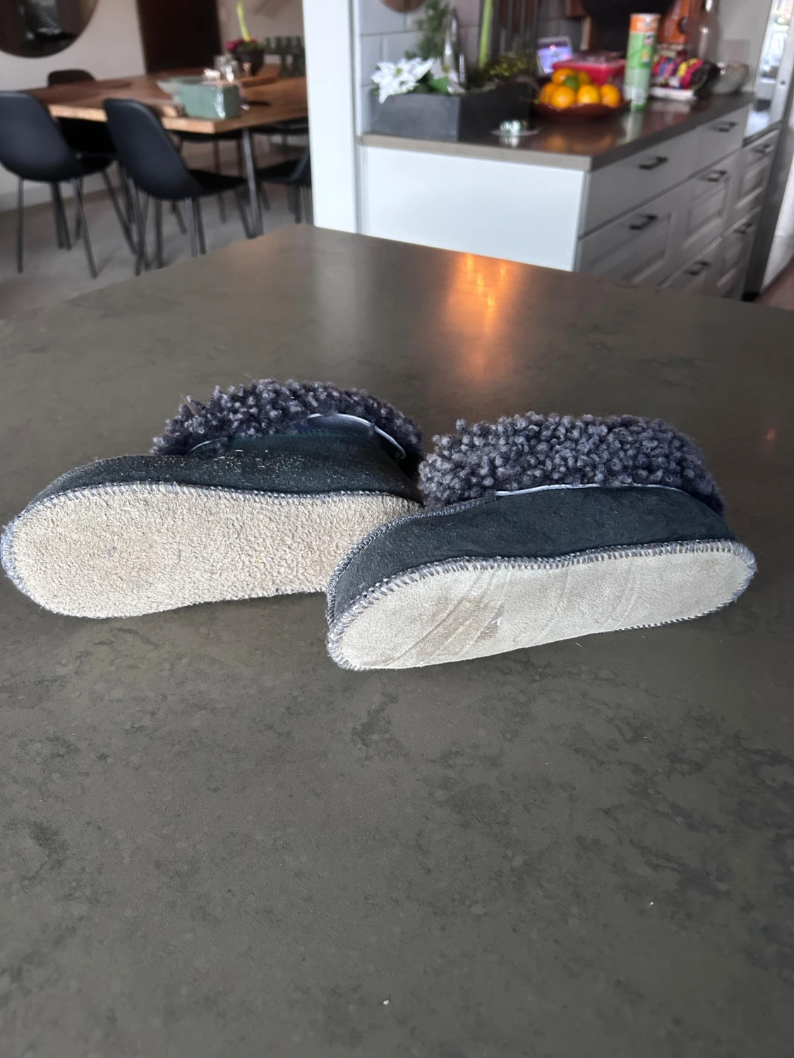 Handgjorda fårskinnstofflor  med ullkant till barn  - 2