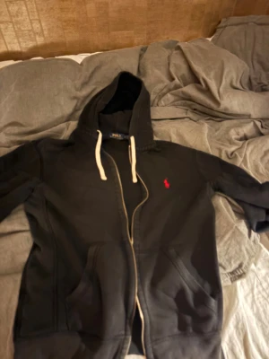 Ralph lauren zip hoodie  - Ralph lauren zip hoodie i storlek S. Väldigt bra skick förutom ett litet hål längst ner men syns knappt. Annars funkar allt som det ska och den har inga andra defekter. 