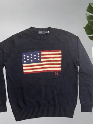 Mörkblå USA Ralph lauren tröja M - 🇺🇸 Ralph Lauren USA Knit! 💙 Färg: Mörkblå, klassisk och stilren 📏 Storlek: L (passar som M) ✨ Skick: Mycket bra, knappt använd 🧵 Högkvalitativt material, mjuk och bekväm 🌟 Perfekt för både vardag och fest 🛍️ Ett måste för alla Ralph Lauren-fans 🎁 Bra som present 📸 Se bilder för detaljer 