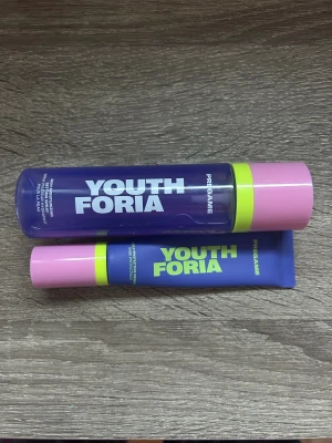 Youthforia Pregame Primer & Setting Spray - Säljer ett kit med Youthforia Pregame Primer och Skin Moisturizing setting spray. Primern är silikonfri och skyddar huden, medan sprayen återfuktar och fixerar sminket. Setting sprayer är det ca 80% kvar som man ser på bilden, samma med primern. Kan köpa båda 50kr, elr separat