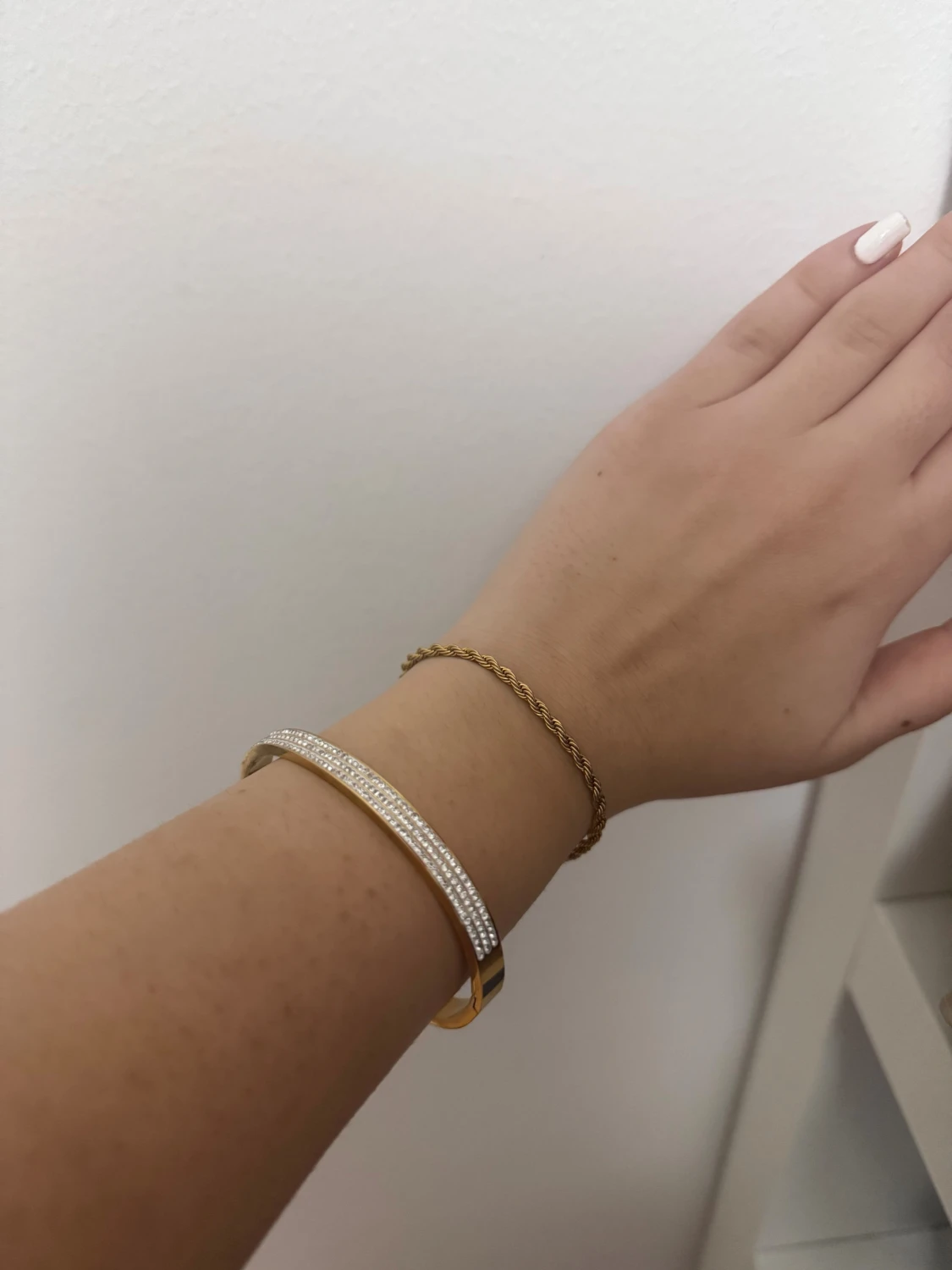 Glittrig guldarmband med stenar - 1