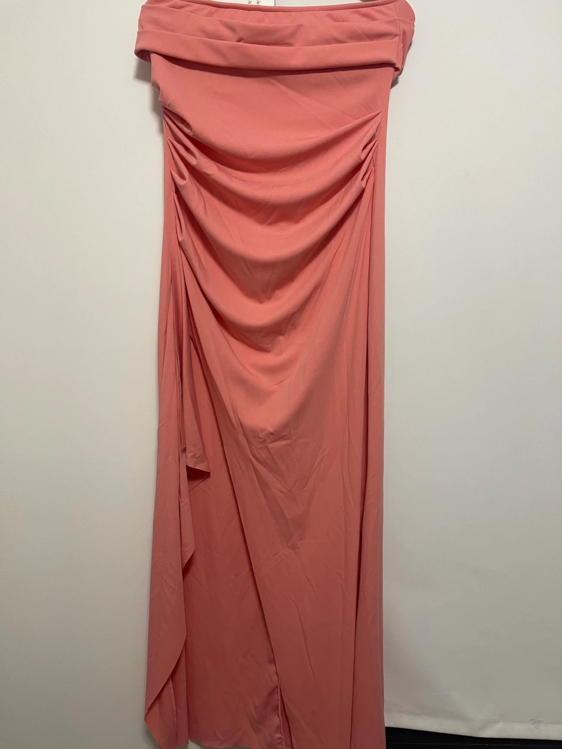 Lång offshoulder klänning i korall - 1