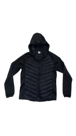 Svart quiltad pufferjacka med huva - Svart pufferjacka med snygg quiltad front och huva. Jackan har dragkedja hela vägen, långärmade släta ärmar och sidofickor. Materialet är en mix av polyester och syntet, vilket gör den lätt och skön. Perfekt för dig som gillar stilren och sportig look.