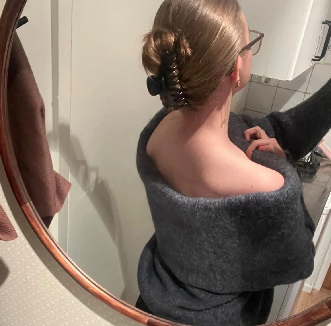 Mörkgrå offshoulder stickad tröja - 1