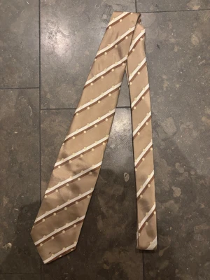  Dolce & Gabbana slips - Snygg slips från Dolce & Gabbana perfekt för julafton. 100% silk 