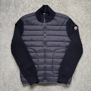Moncler cardigan  - Tja, säljer en tvär fet mörkblå moncler cardigan i storlek M (passar S) i väldigt bra skick. Modellen är 178cm och jackan har använts ca 10 gånger. Jackan är köpt på plick. vill gärna sälja den så snabbt så möjligt så kom med prisförslag💯🍾🍾