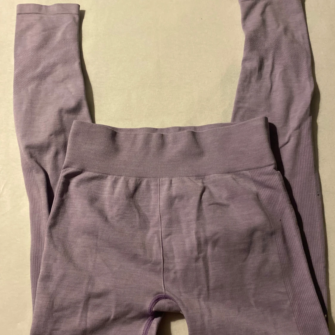 Ljuslila leggings från Lindex