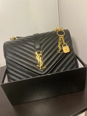 Dam väska - En jätte fin Ysl väska som passar perfekt till sena ute kväller, men även som en priset speciellt nu in för julen, hadde rekommenderat den starka, väskan är i jätte bra skick och inte använd,