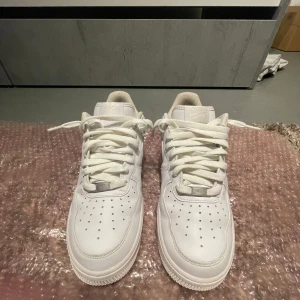 Air force 1 Vit St 43 - Säljer ett par äkta Air Force 1 i vit färg. Skorna är i toppskick och ger både komfort och stil varje dag.  Postar snabbt!