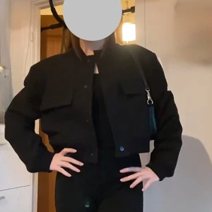 ZARA Bomberjacka  - Väldigt snarlik Zara’s virala bomberjacka  Använd en gång, vadderade axlar och mycket bra kvalitet. Köptes för 700kr