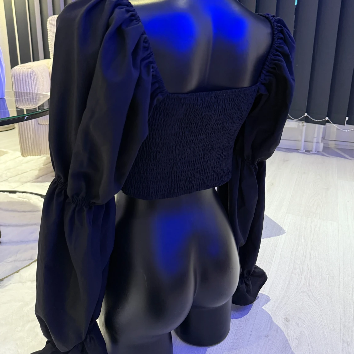 Svart croppad blus med puffärmar - 1