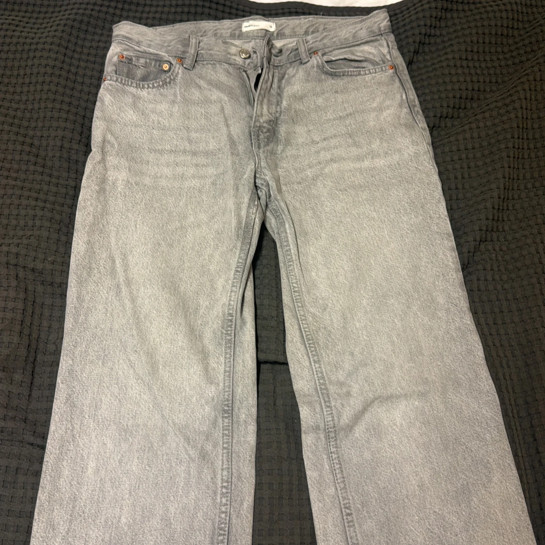 Grå raka jeans från Gina