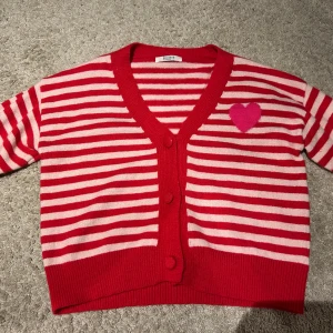 Kofta - Söt randig kofta som är lite croppad! Kommer från By Clara Paris. Står ingen storlek men skulle säga S/M.